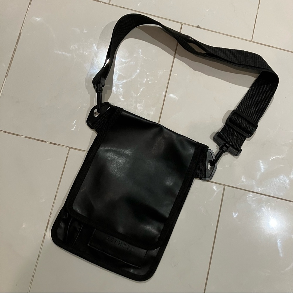 Sephora Black Crossbody makeup brush Bag. Adjustable strap. EUC!